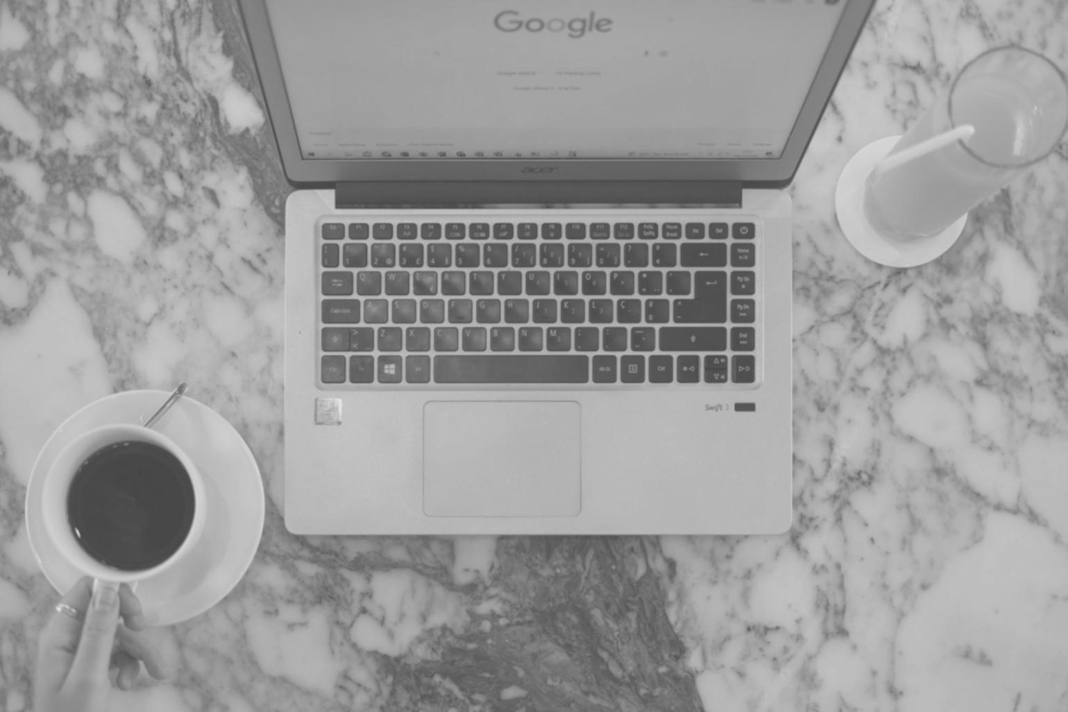 Finanzanalyse Arbeitsplatz mit Dokumenten und Laptop