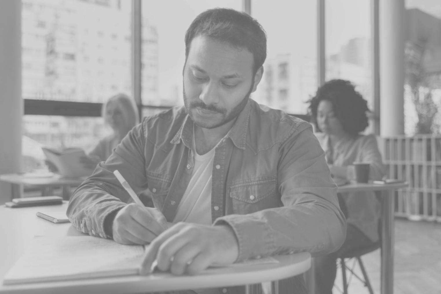 Team bei der Besprechung von Finanzkennzahlen
